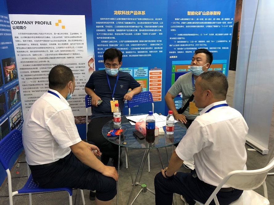 腾博官网诚信为本团队与客户交流.jpg